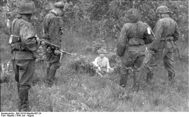 Také přepad a vypálení vesnice Chatyň zdůvodňovali příslušníci Waffen-SS předchozí partyzánskou palbou (na snímku zajetí chlapce označovaného za partyzána na východní frontě