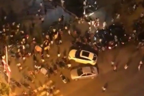 Do lidí na zaplněném náměstí v jihočínském městě Cheng-jang vletělo auto