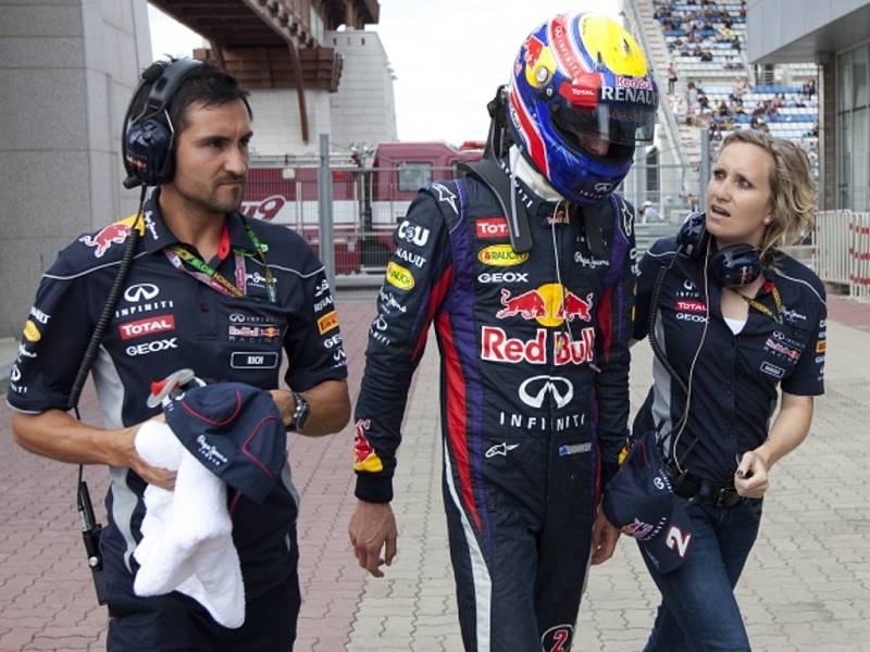 Zklamaný Mark Webber míří do boxů Red Bullu poté, co mu přímo na trati během Velké ceny Koreje shořel vůz.