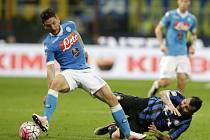 Dries Mertens z Neapole (vlevo) a Gary Medel z Interu Milán.