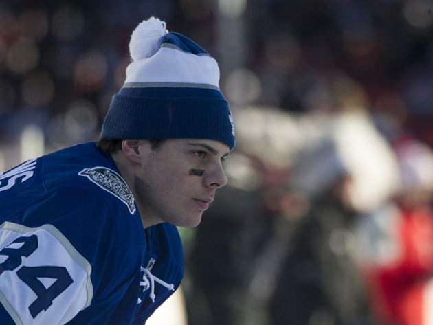 Místo helmy čepice. Auston Matthews bějem zápasu pod širým nebem.