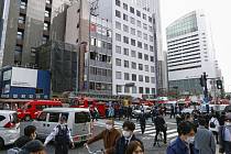 Japonští hasiči zasahují u požáru výškové budovy v Ósace, 17. prosince 2021.