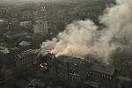 Bytový dům v ukrajinském Bachmutu hořící po ruském útoku, 7. prosince 2022