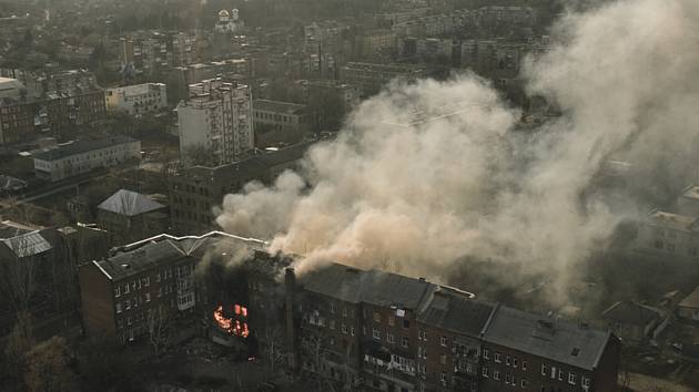 Bytový dům v ukrajinském Bachmutu hořící po ruském útoku, 7. prosince 2022