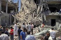 Při pondělním leteckém útoku NATO západně od libyjské metropole Tripolisu zemřelo podle libyjského režimu 15 lidí, z toho tři děti.