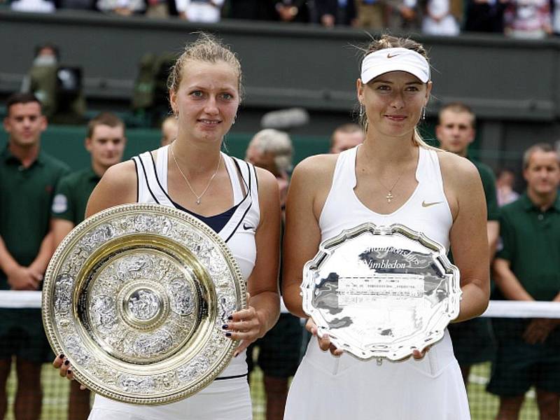 Petra Kvitová (vlevo) porazila ve vfinále Wimbledonu Marii Šarapovovou.