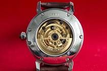 Společnost Elton hodinářská z Nového Města nad Metují, která vyrábí náramkové hodinky Prim, připravila k letošnímu 700. výročí narození císaře Karla IV. zvláštní sérii mechanických hodinek (na snímku z 19. května).