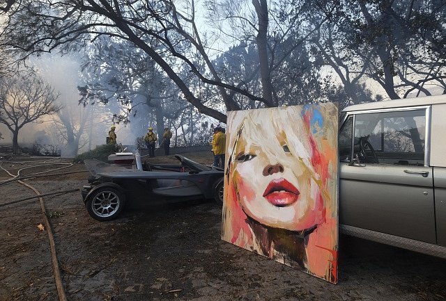 Požár ničil majetek celebrit ve čtvrti Bel Air v Los Angeles.