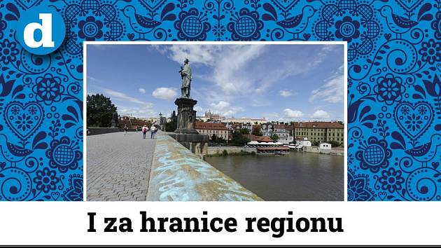 Posprejovaný Karlův most - Neznámý vandal 9. července 2021 posprejoval část Karlova mostu v Praze. Modré nápisy v angličtině jsou na zídce na pravé straně mostu směrem k Pražskému hradu.