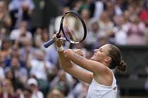 Karolína Plíšková se raduje z postupu do finále Wimbledonu.