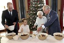 Britská královna Alžběta II. a tři následníci trůnu Charles, William a George společně připravovali vánoční pudink.