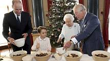 Britská královna Alžběta II. a tři následníci trůnu Charles, William a George společně připravovali vánoční pudink.