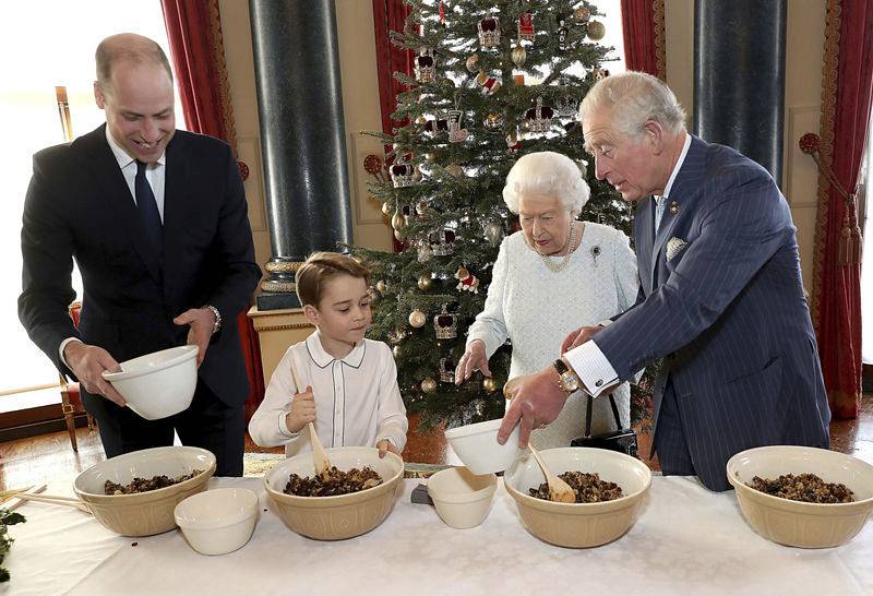 Britská královna Alžběta II. a tři následníci trůnu Charles, William a George společně připravovali vánoční pudink.