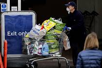 Zákaznící během nákupů v londýnském supermarketu, 17. dubna 2020