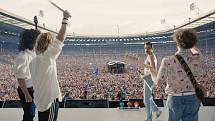 BOHEMIAN RHAPSODY. Snímek mapující život Freddieho Mercuryho začíná a končí triumfálním benefičním koncertem pro Afriku Live Aid. Vrátí se ale i na úplné začátky Queen.