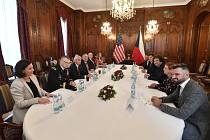 Americký ministr zahraničí Mike Pompeo (čtvrtý zleva) a velvyslanec USA v Praze Stephen King (třetí zleva) 12. srpna 2020 v Praze diskutují se zástupci (po pravé straně stolu) amerických a českých technologických firem o nejnovějších metodách ve výzkumu a