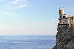 Zámeček pojmenovaný Vlaštovčí hnízdo se nachází na Krymu. Vzhledem připomíná zámky z pohádek.