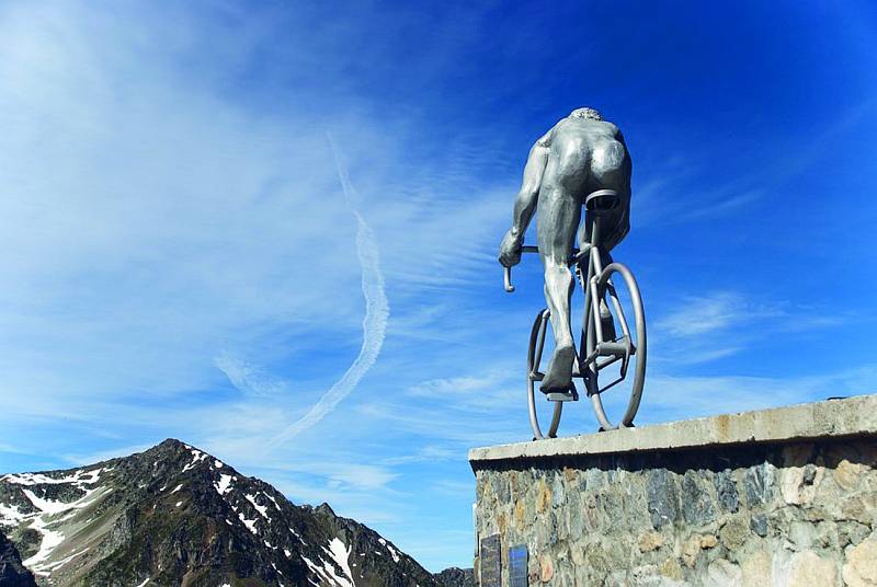 Col du Tourmalet. Tento horský průsmyk 2115 metrů nad mořem byl poprvé zařazen do trasy Tour de France v roce 1910. Od té doby je jednou z nejčastějších a nejobtížnějších částí cyklistického závodu.