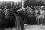 Lev Trockij motivuje ruské vojáky během sovětsko-polské války v roce 1920