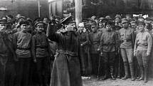Lev Trockij motivuje ruské vojáky během sovětsko-polské války v roce 1920