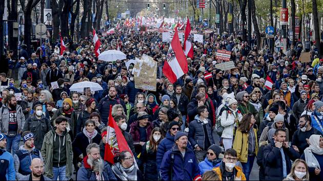 Odpůrci koronavirových opatření na demonstraci ve Vídni, 20. listopadu 2021