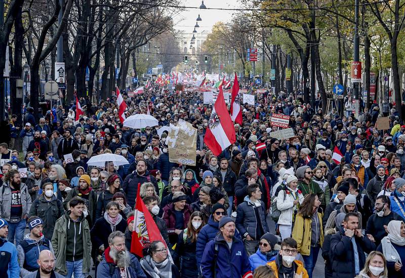 Odpůrci koronavirových opatření na demonstraci ve Vídni, 20. listopadu 2021