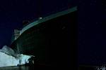 Titanic těsně po kolizi s ledovcem, k níž došlo ve 23:40 14. dubna 1912, práce Rolanda Arhelgera