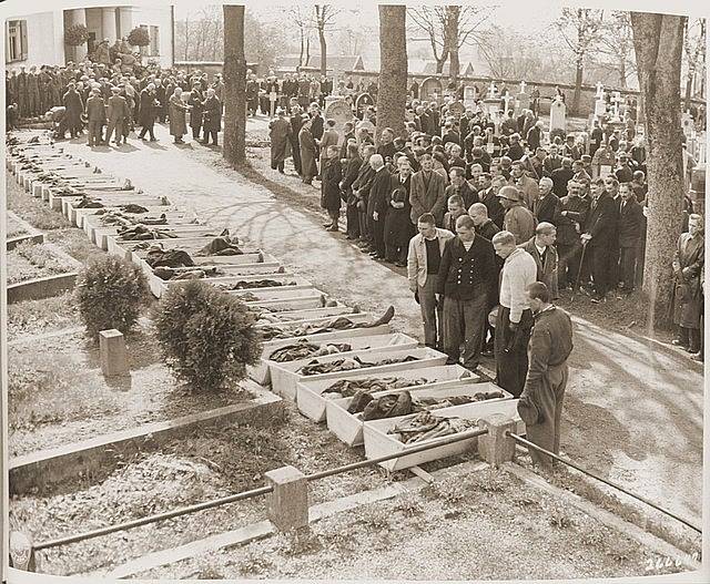 Němečtí civilisté si z vůle spojeneckých vojáků prohlížejí zblízka důsledky hitlerovského režimu