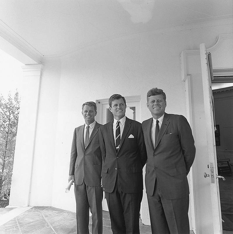 Bratři. Na snímku prezident John Fitzgerald Kennedy se svými bratry Robertem (vlevo) a Tedem. Všichni tři uspěli v politice a měli záviděníhodné kariéry. Robert, jemuž se říkalo Bobby, byl podobně jako starší bratr zavražděn při atentátu.