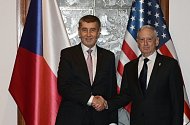 Andrej Babiš (vlevo) a americký ministr obrany James Mattis.