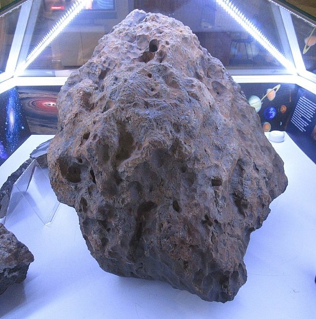 Velký fragment čeljabinského meteoritu uložený ve sbírkách Státního muzea dějin jižního Uralu