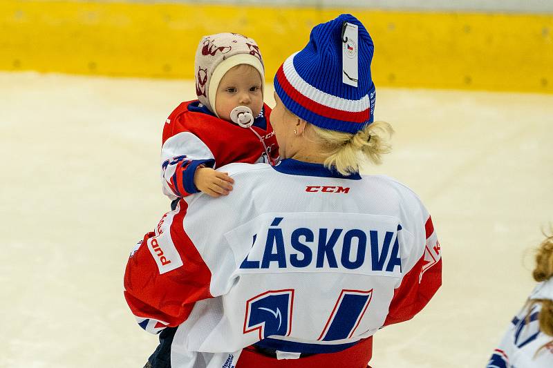 České hokejistky to dokázaly a jedou na olympiádu v Číně, která se koná na jaře 2022. Maďarsko porazily 5:1 a mohly se radovat v Chomutovské Rocknet Aréně přímo na ledové ploše za účasti skvělých více jak 1800 diváků.