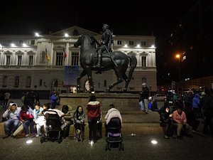 Chilané v metropoli Santiagu ve strachu z následků zemětřesení přečkali noc na ulici.