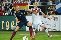 Andre Schürrle z Německa (vpravo) a Alan Hutton ze Skotska.