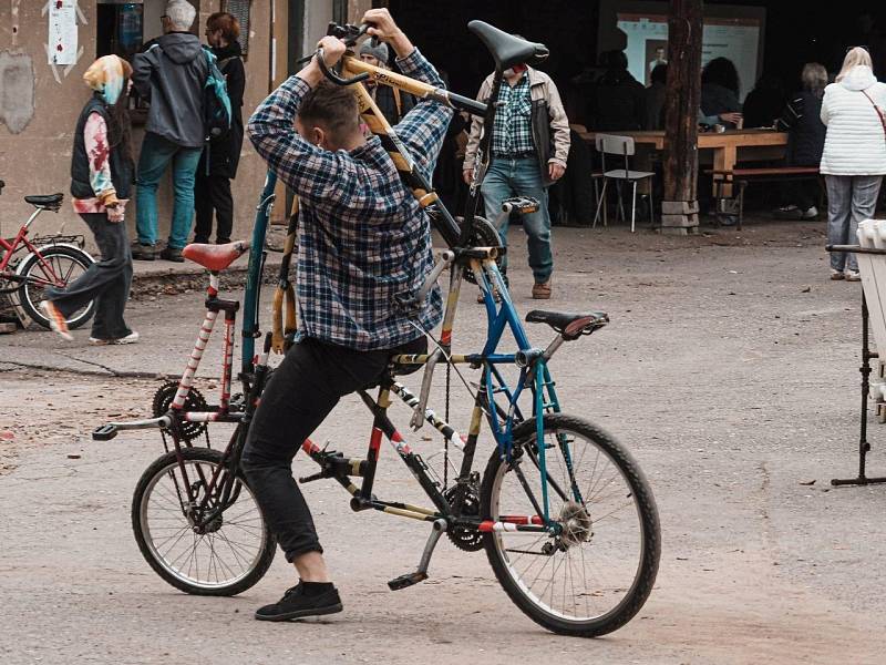 Originální bicykly brázdí festivaly i cirkusová šapitó