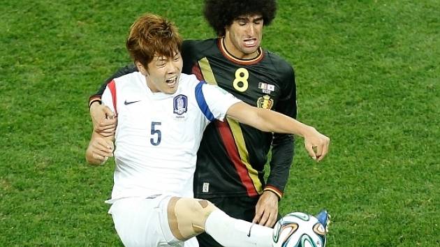 Belgie - Korea: Marouane Fellaini se tlačí k míči