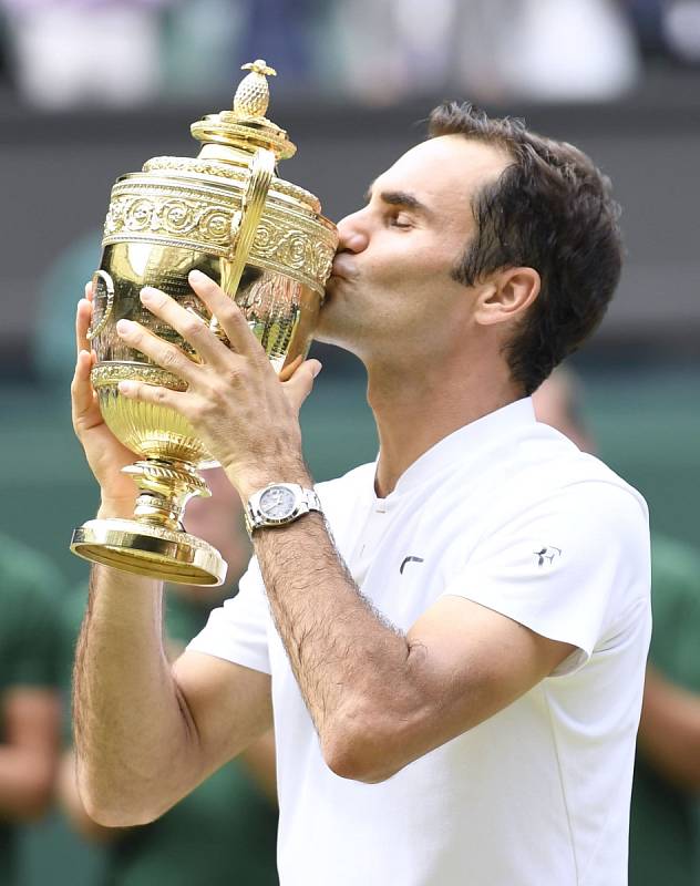 Roger Federer v roce 2017 při svém posledním triumfu ve Wimbledonu.