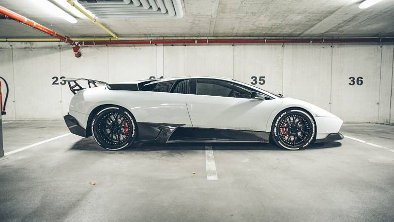 Lamborgini Murciélago LP640. „Trvalo skoro tři roky ho postavit, ale nyní je celkově upraveno. Přestože to není nové auto, má úžasný šarm. Lamba s V12 jsou vždycky drsná!“