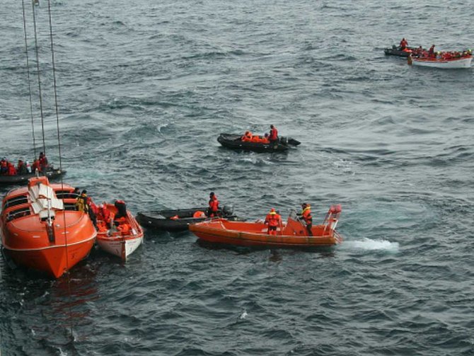 Přinejmenším pět lidí zemřelo poté, co se u západního pobřeží Kanady potopila loď určená pro pozorování velryb. Celkem na její palubě bylo 27 osob.