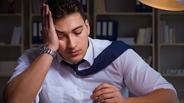 Přešponované pracovní tempo a dlouhé hodiny trávené v práci mohou způsobit odcizení v manželství. Člověk pak hledá útěchu v drogách a alkoholu.