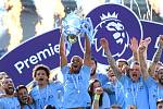 Hráči Manchesteru City oslavují zisk poháru pro vítěze anglické Premier League