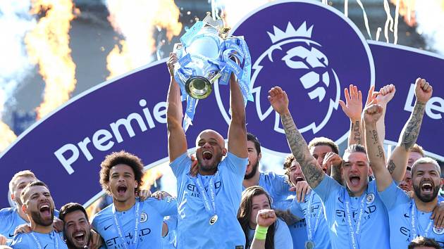 Hráči Manchesteru City oslavují zisk poháru pro vítěze anglické Premier League