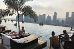 Singapurský hotel Marina Bay Sands sice není nejvyšší, má však neuvěřitelnou terasu na střeše ve výšce 200 metrů. Je velká skoro jako dvě fotbalové hřiště a vedle barů a vyhlídkové terasy je na ní obří „nekonečný“ bazén