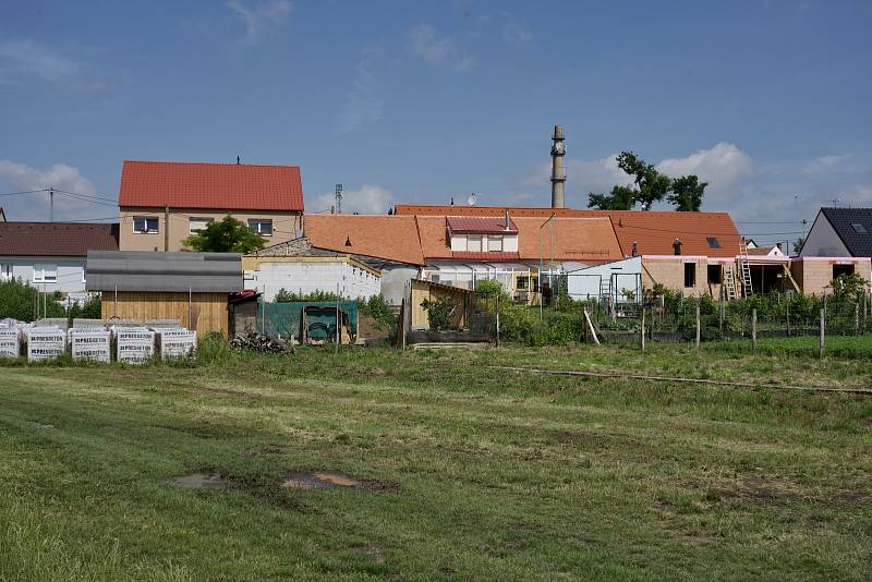 Mikulčice na Hodonínsku rok po řádění tornáda. Vesnice prokoukla, ale stále vypadá jako obří staveniště. Práce je ještě dost.