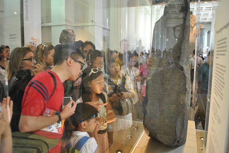 Návštěvníci Britského muzea v Londýně obdivují Rosettskou desku