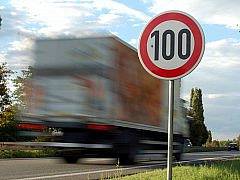 Leden - Na části silnic I. třídy je od letoška možné zvýšit rychlost z 90km/hod na 110 km/hod.