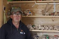 Otakar Franěk vyrábí dřevěné hračky už skoro 30 let