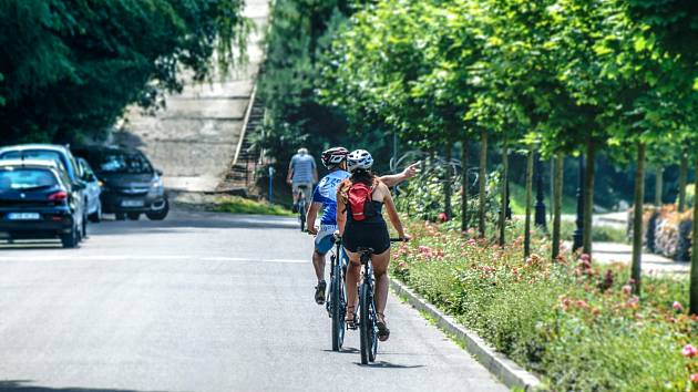 Cyklisty bude nově nutné objíždět ve vzdálenosti nejméně 1,5 metru