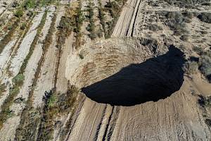 Letecké snímky zveřejněné chilskými médii ukazují, že díra vytěžená kanadskou společností Lundin Mining má průměr přibližně pětadvacet metrů.