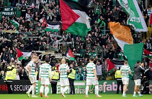Fanoušci Celtiku Glasgow s palestinskými vlajkami.